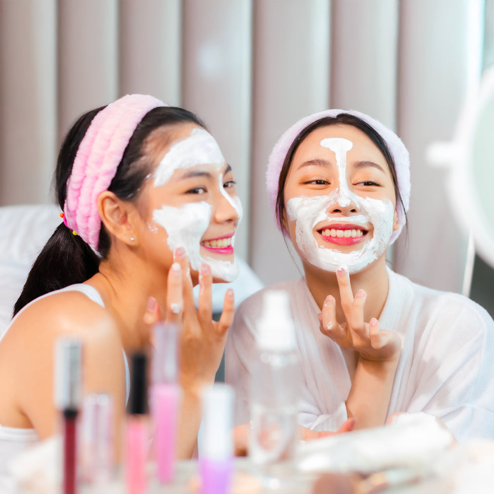 Visuel présentant des produits essentiels de soins de la peau coréens, incluant des crèmes, sérums et masques pour différents types de peau, sur un fond épuré, représentant un guide complet des soins de la peau coréens.