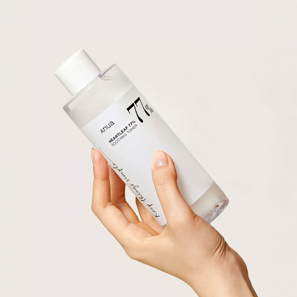 Toner apaisant Anua Heartleaf 77%, 200 ml, flacon vert avec étiquette blanche, produit coréen viral TikTok, skincare coréenne | Anua Heartleaf 77% Soothing Toner, 200 ml, green bottle with white label, viral Korean product on TikTok, Korean skincare