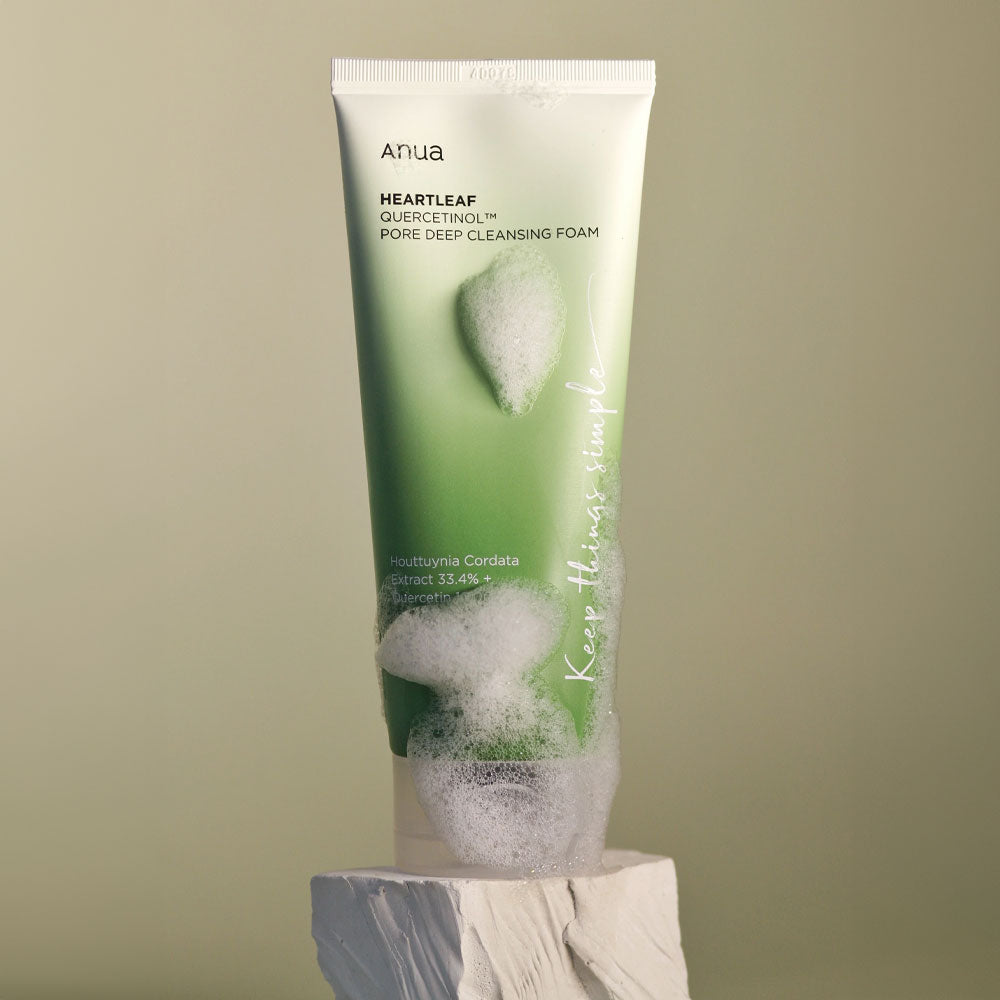 Mousse nettoyante Anua Heartleaf Quercetinol Pore Deep, 150 ml, tube vert avec étiquette blanche, produit coréen viral TikTok, skincare coréenne | Anua Heartleaf Quercetinol Pore Deep Cleansing Foam, 150 ml, green tube with white label, viral Korean product on TikTok, Korean skincare