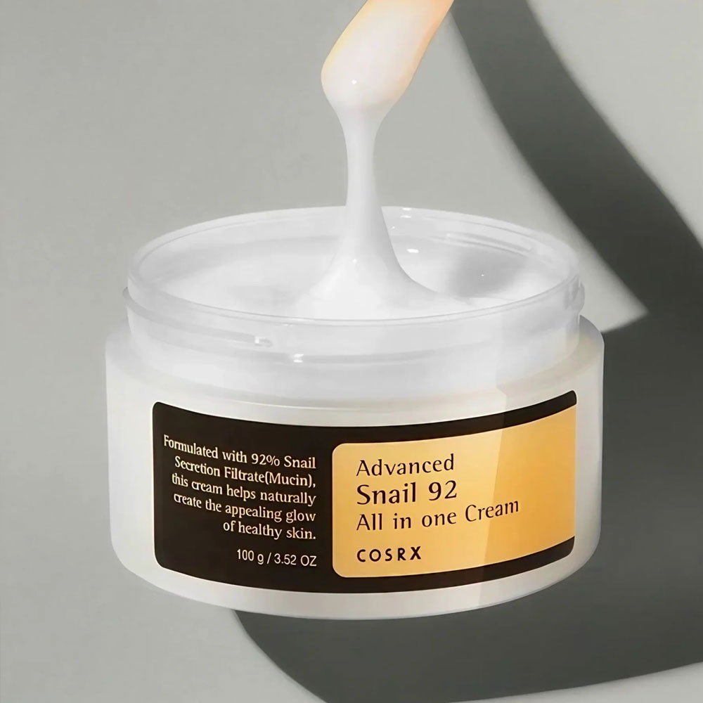 Crème COSRX Advanced Snail 92 All In One, 100 g, pot blanc avec étiquette bleue, produit coréen viral TikTok, skincare coréenne | COSRX Advanced Snail 92 All In One Cream, 100 g, white jar with blue label, viral Korean product on TikTok, Korean skincare