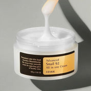 Crème COSRX Advanced Snail 92 All In One, 100 g, pot blanc avec étiquette bleue, produit coréen viral TikTok, skincare coréenne | COSRX Advanced Snail 92 All In One Cream, 100 g, white jar with blue label, viral Korean product on TikTok, Korean skincare