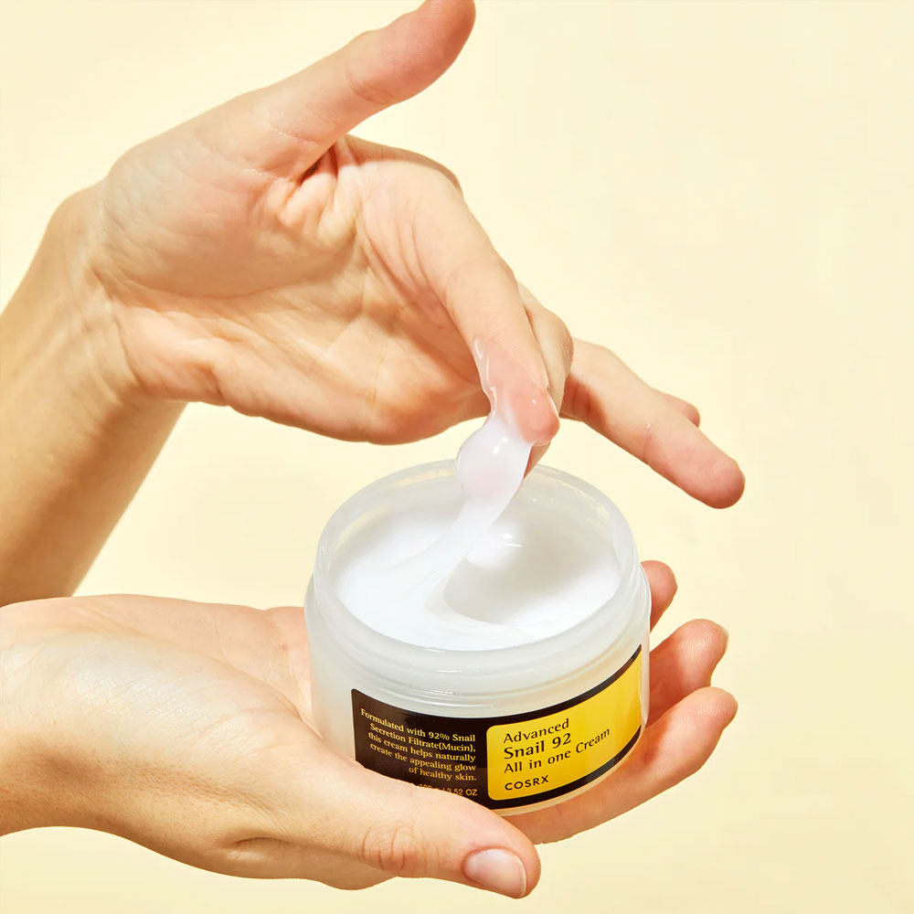 Crème COSRX Advanced Snail 92 All In One, 100 g, pot blanc avec étiquette bleue, produit coréen viral TikTok, skincare coréenne | COSRX Advanced Snail 92 All In One Cream, 100 g, white jar with blue label, viral Korean product on TikTok, Korean skincare