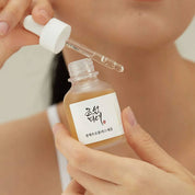 Sérum éclat Beauty of Joseon Glow, Propolis + Niacinamide, 30 ml, flacon en verre avec étiquette dorée, produit coréen viral TikTok, skincare coréenne | Beauty of Joseon Glow Serum, Propolis + Niacinamide, 30 ml, glass bottle with gold label, viral Korean product on TikTok, Korean skincare